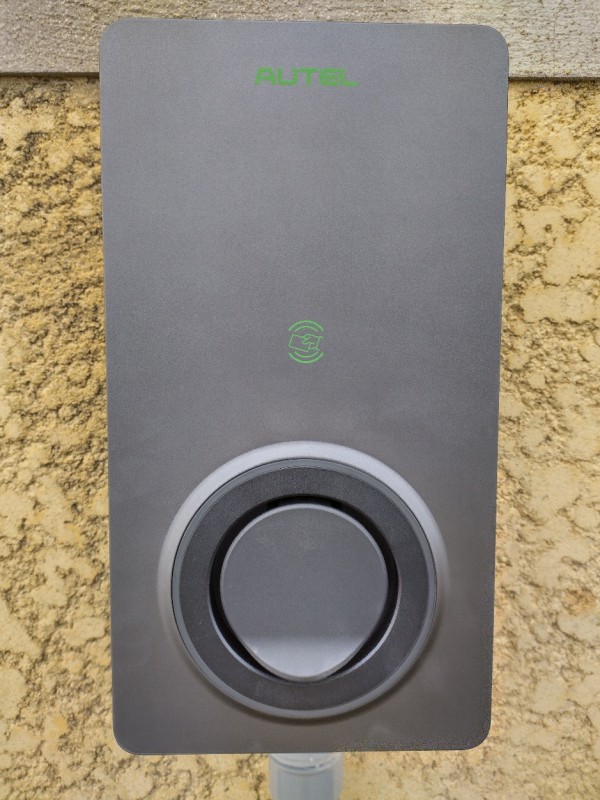 installation d'une borne de recharge pour véhicule électrique de puissance 7 kW sur un site industriel a Vauvert près de Nîmes