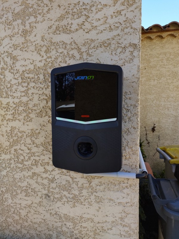 Installation d'une borne de recharge 7 KW GEWISS chez un particulier, avec gestion dynamique de puissance et contrôle de charge par l'application