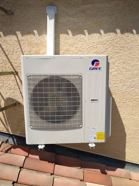Pose d'un groupe extérieur de climatisation chauffage GREE