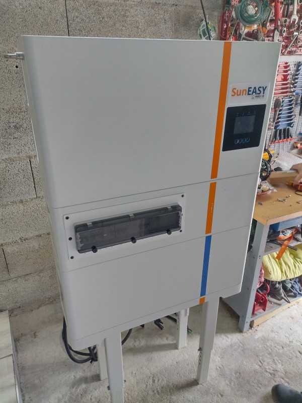 installation de panneaux solaires photovoltaïques avec batterie de secours réseau 