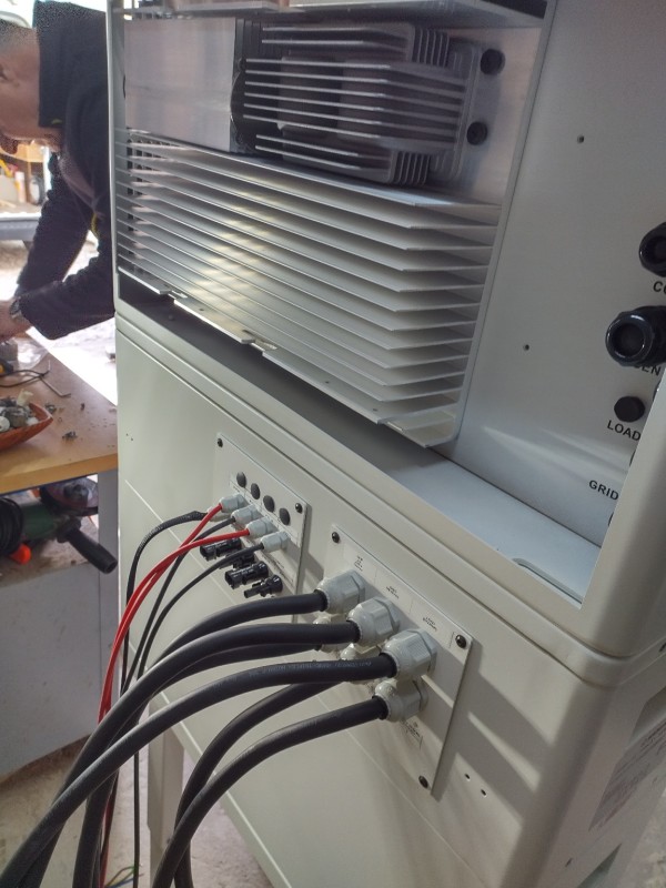 installation de panneaux solaires photovoltaïques avec batterie de secours réseau 